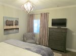 Guest bedroom with 40 Smart TV